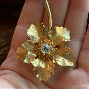 New View || Gold Toned Floral Pin Brooch